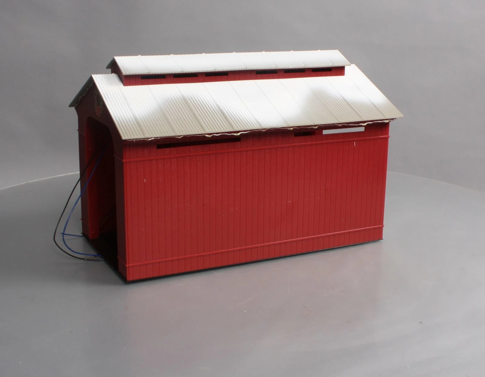 Lionel 1929090 O Lighted Christmas Half-Covered Bridge 6 Lionel 1929090 O Lighted Christmas Half-Covered Bridge - Image 4